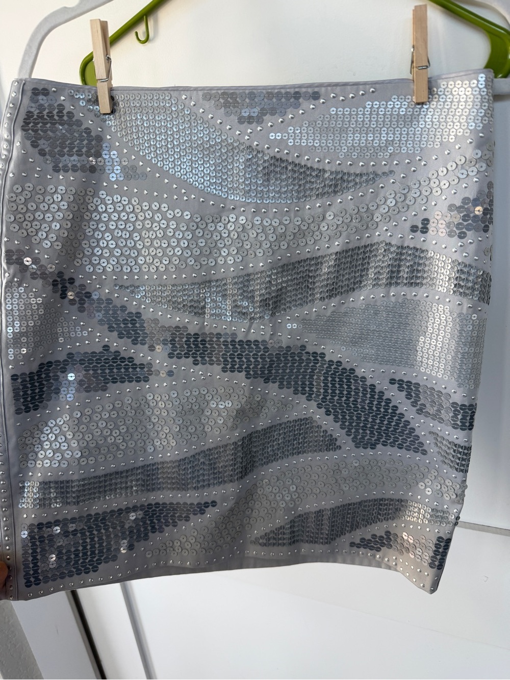 White House Black Market 6 Sequined Silver Mini Skirt - Picture 3 of 10